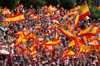 Cientos de asistentes a la concentración convocada por el Partido Popular, este domingo en Madrid.