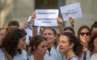 Huelga de médicos ante la Delegación de Gobierno en San Sebastián, este viernes.