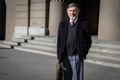 El abogado Sergio González Pino, representante de Ruth Reyes, frente Palacio de los Tribunales de Justicia de Santiago, el 10 de junio de 2025.
