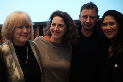 Mary-Claire King, primera por la izquierda, durante su visita a Argentina en 2023 en la que se reunió con abuelos y nietos víctimas de la dictadura militar.