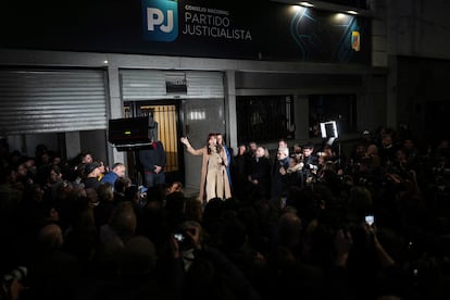 Cristina Fernández se dirige a sus simpatizantes frente a la sede del Partido Peronista en Buenos Aires, este martes.