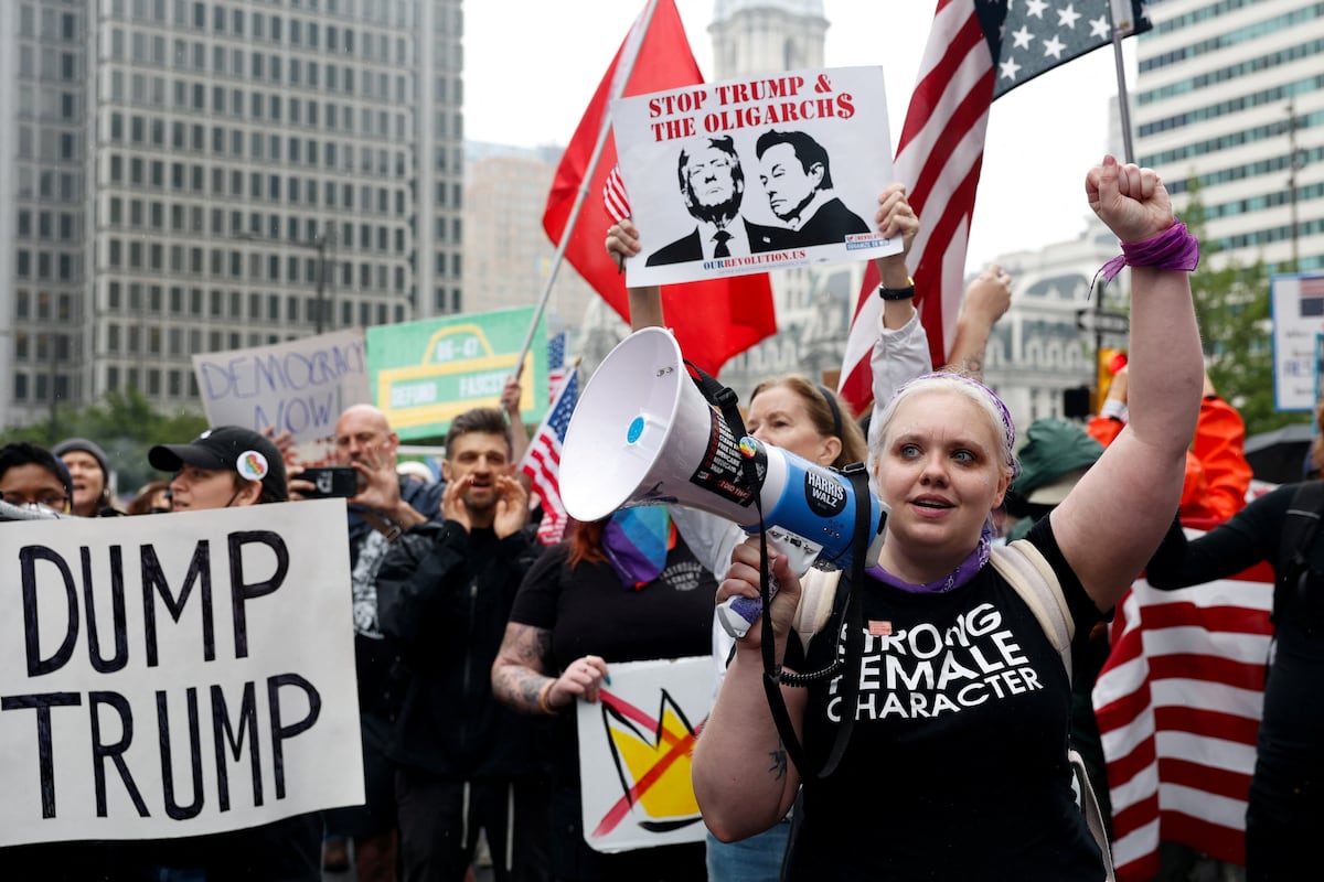 Las protestas ‘No Kings’ y el desfile militar de Donald Trump, en vivo | Arrancan las primeras movilizaciones: “¡Paren las redadas!”