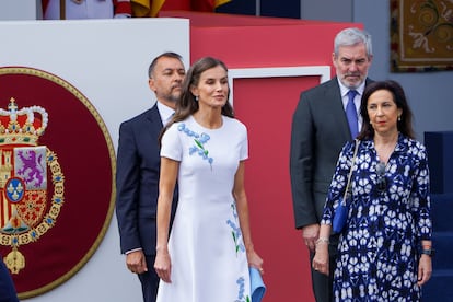 La reina Letizia (en primer término y a la izquierda), junto a la ministra de Defensa, Margarita Robles (a la derecha), el presidente de Canarias, Fernando Clavijo (a la izquierda, detrás), y el alcalde de Santa Cruz de Tenerife, José Manuel Bermúdez.