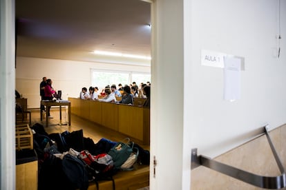 Una de las clases donde los alumnos se han examinado en la Facultad de Ciencias de la Información de la Universidad de Santiago de Compostela.