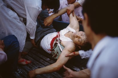 Una persona herida tras las protestas en la plaza de Tiananmen de Pekín, en junio de 1989.