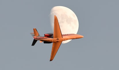 Un jet privado sobrevuela la Universidad de Georgia, en EE UU.