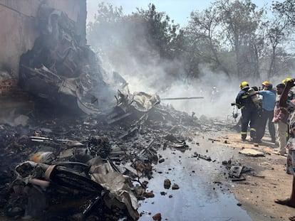 Bomberos trabajan entre los restos del fuselaje del avión de Air India que se ha estrellado poco después de despegar del aeropuerto de Ahmedabad en el estado de Gujarat, India, este jueves.