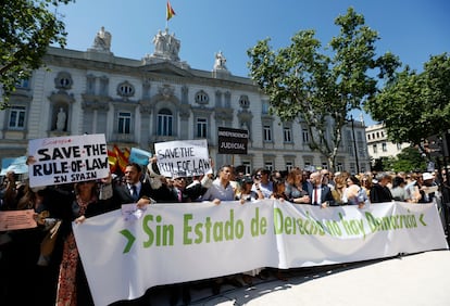 Multitudinaria protesta de jueces y fiscales contra la reforma judicial ante el Supremo