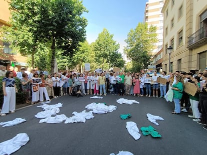 Concentración de médicos en Cáceres, este viernes.