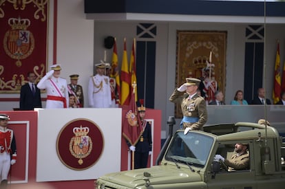 El rey Felipe VI saluda durante el desfile.