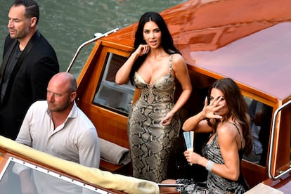 Kim (centro) ha asistido a la boda de Bezos y Sanchez junto a su hermana, Khloé Kardashian. La prensa británica ha hablado de un presupuesto de entre 10 y 30 millones de euros para el evento en Venecia.