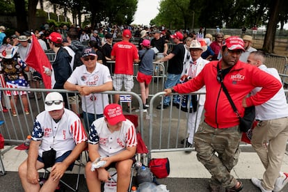 Asistentes al desfile militar de Washington con lemas trumpistas.