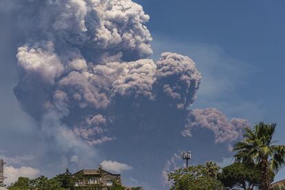 En el pasado el volcán, de 3.000 metros y el más activo de Europa, sometido a constante vigilancia, ha sido responsable de diversos episodios de destrucción, como cuando en 1699 una erupción arrasó casi totalmente la ciudad de Catania. En la imagen, la erupción vista desde la ciudad italiana.