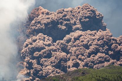 Pese a la espectacularidad de las imágenes, la erupción no afecta por ahora a los vuelos del aeropuerto de Catania.