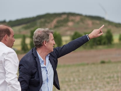 El presidente del PP, Alberto Núñez Feijóo, junto al presidente del PPN, Javier García, en Fontellas, Navarra (España).