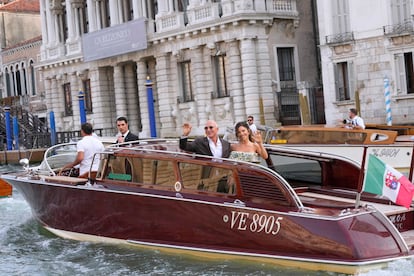 Los novios Jeff Bezos y Lauren Sanchez, de camino a la recepción previa a su boda, que comenzó el jueves 26 y terminará el sábado 28 de junio, en Venecia, Italia. El viernes se espera una fiesta temática de ‘El Gran Gatsby’ y el sábado habrá un baile de máscaras del Settecento.