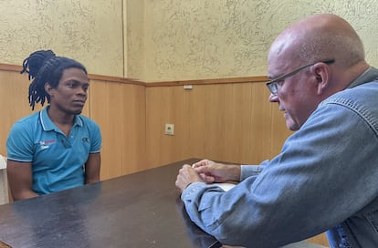 A la izquierda, Frank Dario Jarrosay Manfuga, músico cubano reclutado por el Ejército ruso y hoy detenido por Ucrania, habla con Orlando Gutiérrez Boronat, secretario general de la Asamblea de la Resistencia Cubana (ARC).