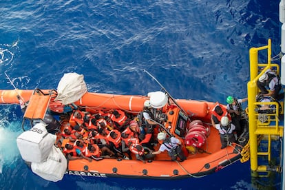 Italia redobla su ofensiva contra las ONG de rescate de migrantes: juicios, espionaje y una vuelta al mundo en viajes absurdos