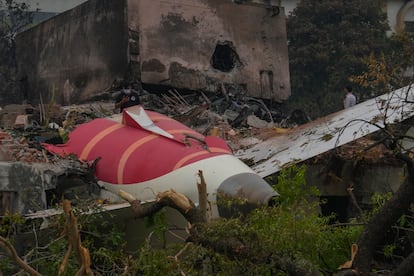 Restos del fuselaje del avión accidentado en Ahmedabad, India.