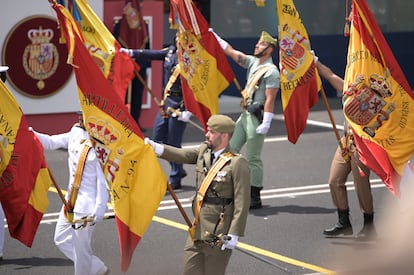 Efectivos del Ejército participan en el desfile.