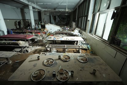 Interior de un comedor donde la cola del avión se atascó.