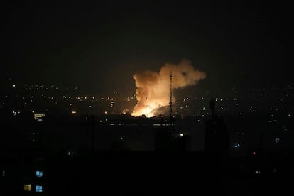 El humo se eleva tras una explosión en Teherán, Irán, este viernes.