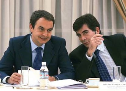 El presidente del Gobierno, José Luis Rodríguez Zapatero (i), junto a su jefe de gabinete, José Enrique Serrano, momentos antes de la reunión que ha mantenido con representantes de asociaciones y organizaciones educativas, en el Palacio de La Moncloa, en 2005.