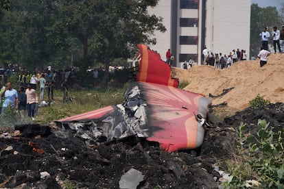 Restos del fuselaje del avión de Air India estrellado en Ahmedabad, India.