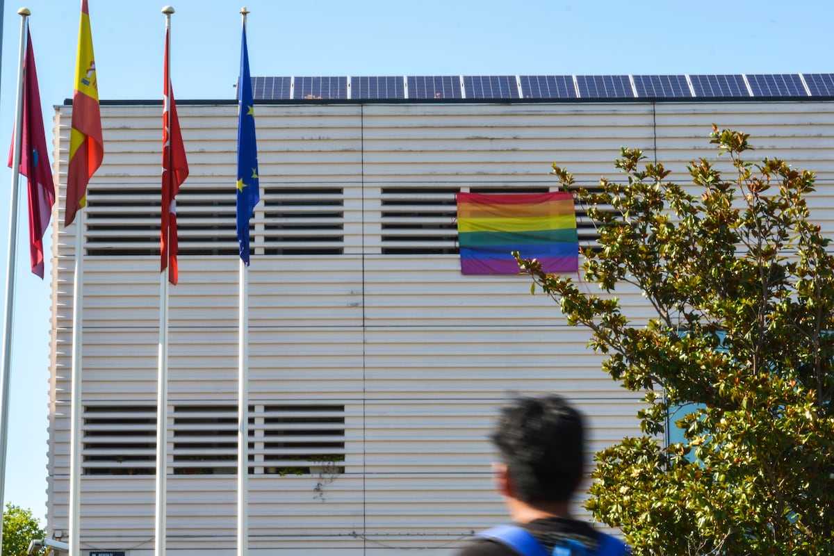 Latina, el único distrito donde resiste la bandera arcoíris el día el Orgullo