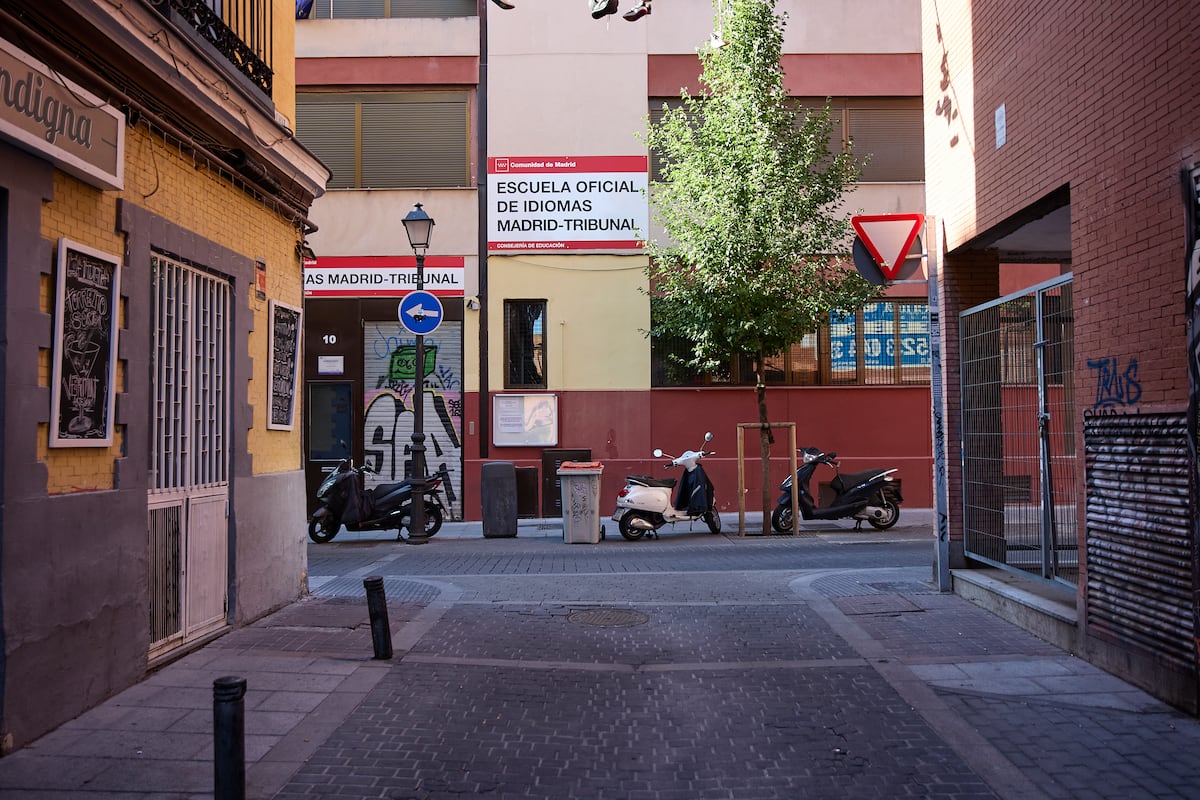 Profesores de las Escuelas Oficiales de Idiomas de Madrid denuncian el cierre de grupos para compensar las 19 horas lectivas