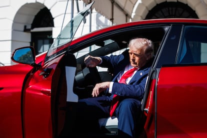Trump, con el coche Tesla que compró a Musk en la Casa Blanca.