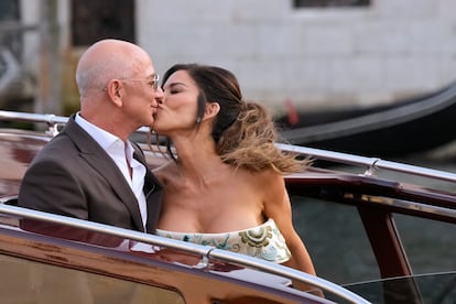 Jeff Bezos y Lauren Sanchez se besan de camino a su recepción previa a la boda, en Venecia, Italia, el jueves 26 de junio de 2025. El fundador de Amazon, uno de los hombres más ricos del mundo, y la experiodista y piloto de helicópteros hicieron pública su relación en enero de 2019. El compromiso se produjo mientras la pareja estaba de vacaciones en el sur de Francia, en mayo de 2023. 