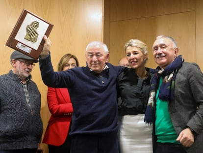 Yolanda Díaz, acompañada por el secretario general de UGT, Pepe Álvarez, hace entrega del premio al trabajo de la Fundación Luís Tilve a su padre, el exsecretario general de CCOO-Galicia, Suso Díaz en enero de 2024. 