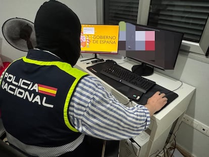 El juez deja en libertad a los dos hackers detenidos por difundir los datos personales de Sánchez y otros políticos
