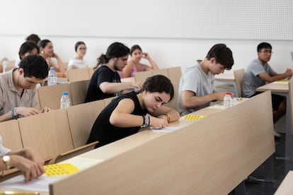 Examen de la PAU en la facultad de Derecho de la Universidad de Barcelona, el 11 de junio-