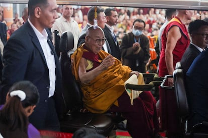 El Dalái Lama, al terminar la ceremonia de oración por su cumpleaños, este sábado en Dharamshala (India).
