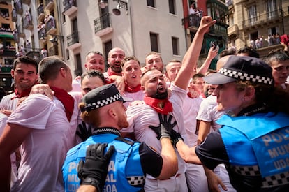 Agentes de la Policía Municipal de Pamplona vigilan a los participantes en el chupinazo en la plaza del Ayuntamiento, este domingo.