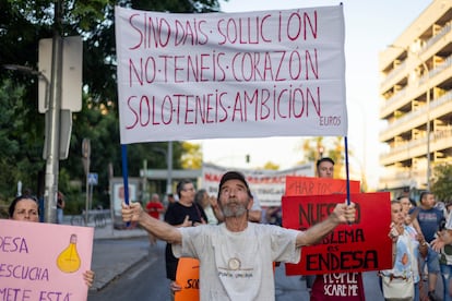 Un millar de personas clama contra los cortes de luz en Sevilla, que se extienden a nuevos barrios