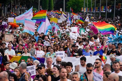 Centenares de personas participan en la marcha del Orgullo por el centro de Madrid, este sábado.