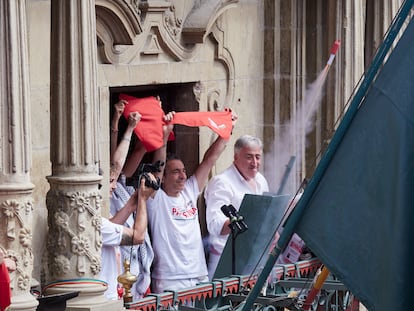 El alcalde de Pamplona, Joseba Asiron (derecha), durante el chupinazo de San Fermín 2025, en la plaza del Ayuntamiento.