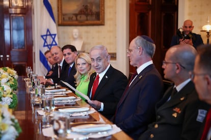 El primer ministro, Benjamín Netanyahu, con corbata roja, este lunes en Washington.