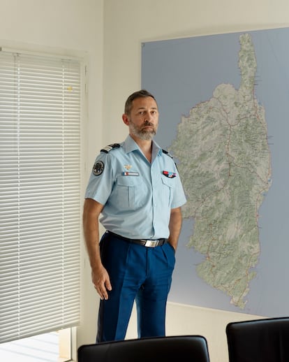 El coronel de la Gendarmería francesa, Guillaume Lacoste, retratado en su despacho de Ajaccio.