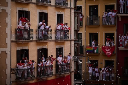 Decenas de espectadores contemplan el chupinazo desde los balcones de la plaza del Ayuntamiento de Pamplona, este domingo.