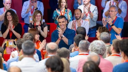 El secretario general del PSOE y presidente del Gobierno, Pedro Sánchez, en el centro, este sábado, durante el Comité Federal.