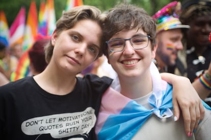 Maxx y Nico, durante el Orgullo celebrado hoy en Madrid.