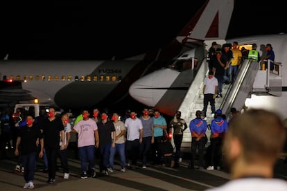 “Estaban en el infierno. Hoy están en Venezuela”: regresan los 252 migrantes que pasaron cuatro meses en la megacárcel de Bukele