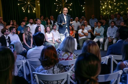 Francisco Camps, durante su mitin este miércoles antes de la cena con simpatizantes y militantes en el restaurante Palau Alameda de Valencia, donde celebró sus victorias en el pasado.