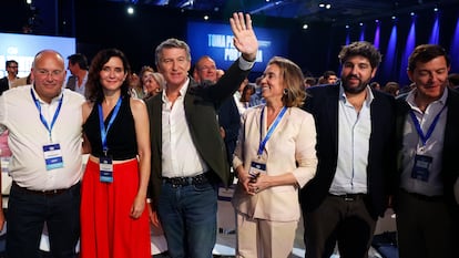 Desde la izquierda, Miguel Tellado, Isabel Díaz Ayuso, Alberto Núñez Feijóo, Cuca Gamarra, Fernando López Miras y Alfonso Mañueco. foto de Álvaro García