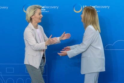 La presidenta de la Comisión Europea, Ursula von der Leyen, con la primera ministra italiana, Giorgia Meloni, a su llegada a la cumbre internacional para la reconstrucción de Ucrania, este jueves en Roma.