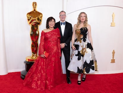 De izquierda a derecha, janet Yang, Bill Kramer y Lynette Howell Taylor, en los premios Oscar celebrados en marzo de 2024.